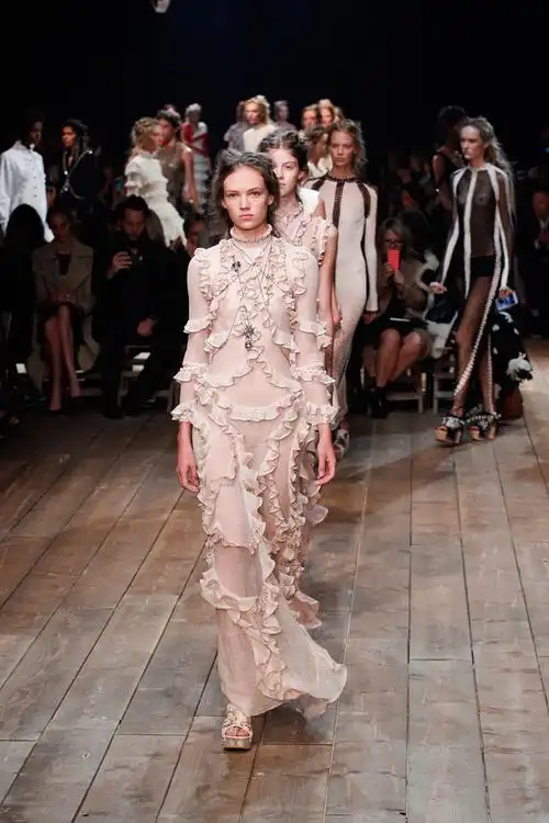 alexander mcqueen 2016春夏系列时装秀