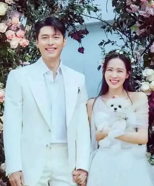 原创孙艺珍晒母子时光陪儿子贴贴纸好幸福1岁甜豆肉手肉脚超可爱