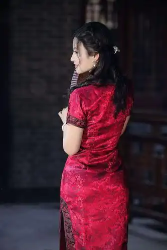 丽裳焕彩春如旧 | 诗画旗袍春晚白马湖畔的遇见