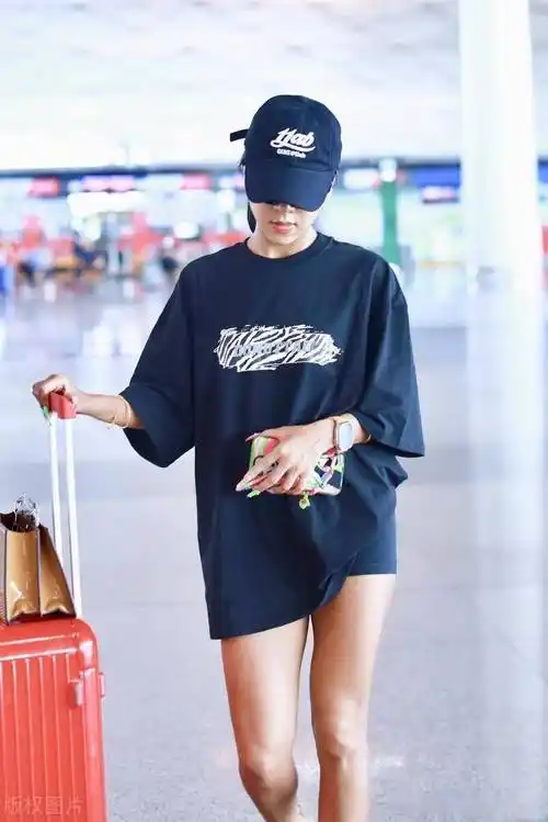 吉克隽逸现身北京机场,身穿t恤短裤简约低调