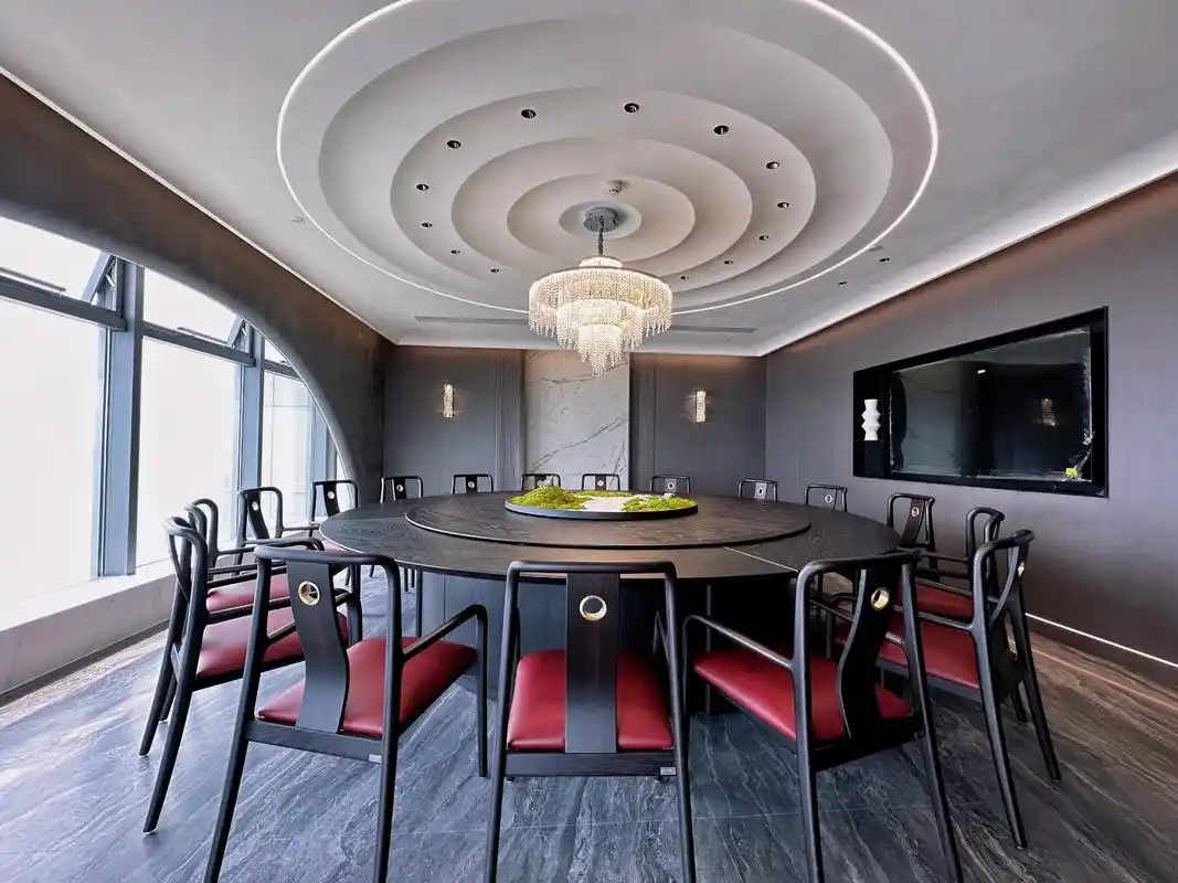 新中式电动餐桌融合传统美学与现代智能科技,置于酒店会所包厢中