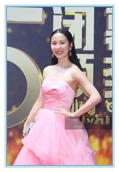 37岁霍思燕与34岁江一燕同穿抹胸裙,网友:生没生过孩子一看便知