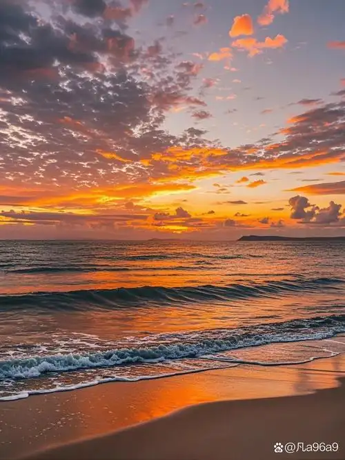 我镜头下的秋天,海浪温柔地亲吻着沙滩,日落将天空染成金黄,美好得像