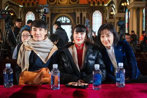 为预祝《楼外楼》在全国收视大红,每位演员最后都用了各自老家