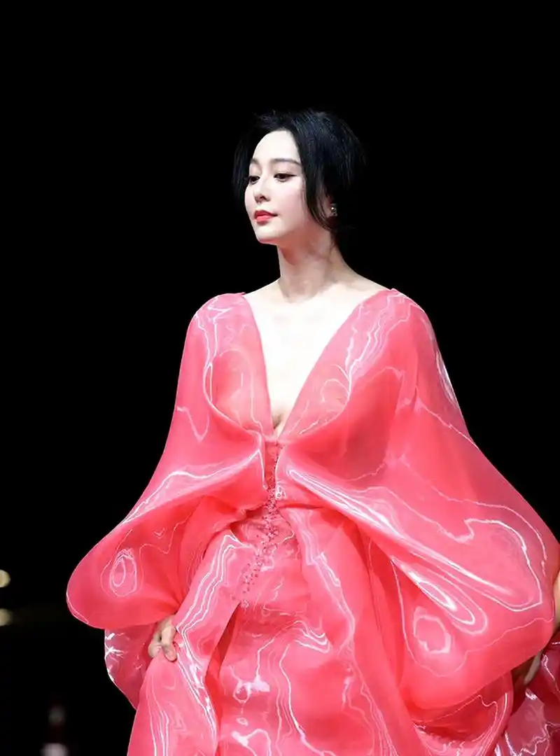 范冰冰# 釜山国际电影节红毯造型!