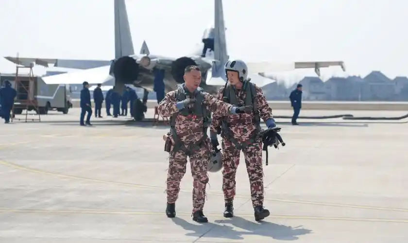 歼16战机飞行员,装备新一代飞行服,到底有多大作用?_迷彩_样式_解放军