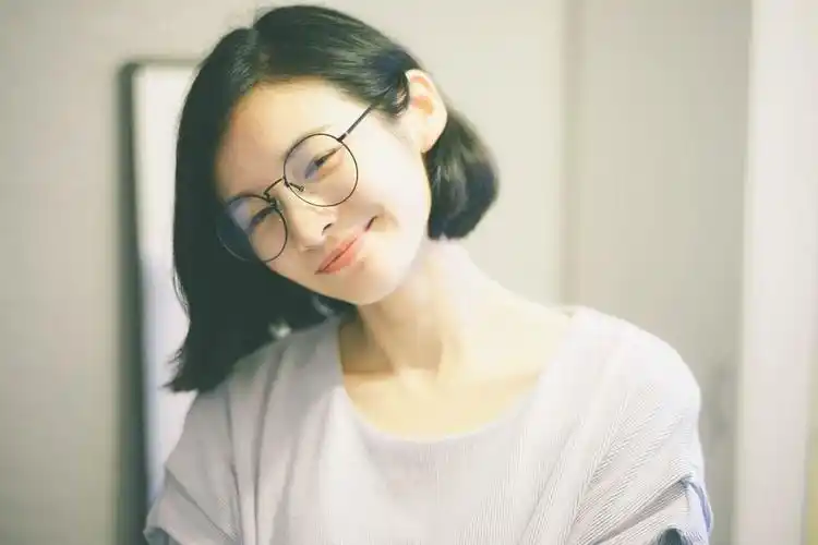 戴眼镜的女孩怎样自拍好看?