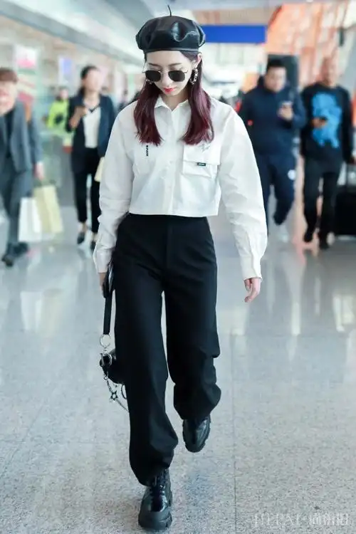 美女明星孟美岐穿白衬衫配高腰裤机场街拍霸气又显瘦