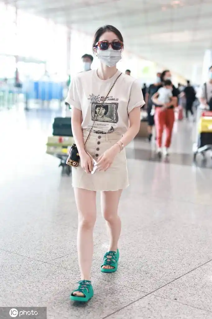 张雪迎身着t恤与白色短裙甜美随性