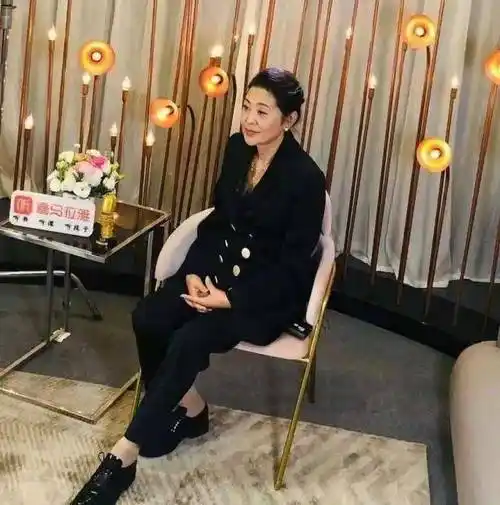 倪萍越老越时髦!穿上万的鞋凹造型,配西裤还要卷两卷露出脚踝!