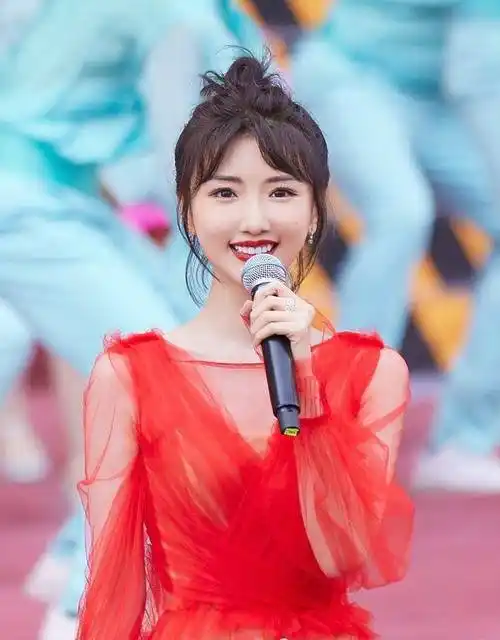 凭借那件事情,毛晓彤也圈到了不少粉丝