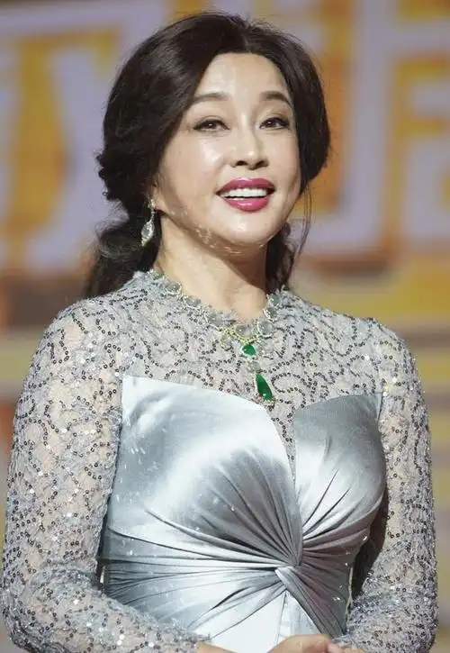 刘晓庆真是不服老!71岁还穿高开叉裙,网友:一边老头眼神黏住了