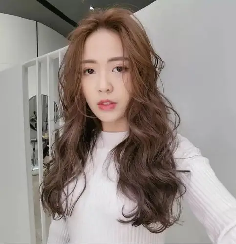 自然的黑色发色跟妹子也是非常相衬,清新又不失时尚感,微微卷发造型看