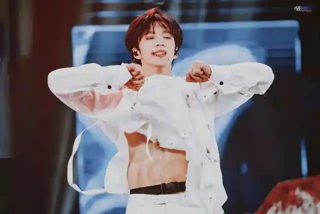 丁程鑫不经意间秀腹肌粉丝评论两极分化队友虽瘦但也有肉