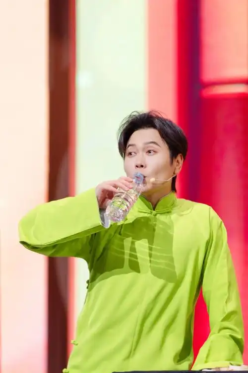 大褂真好看德云社相声专场##新春直播季#看@孟鹤堂口吐莲花