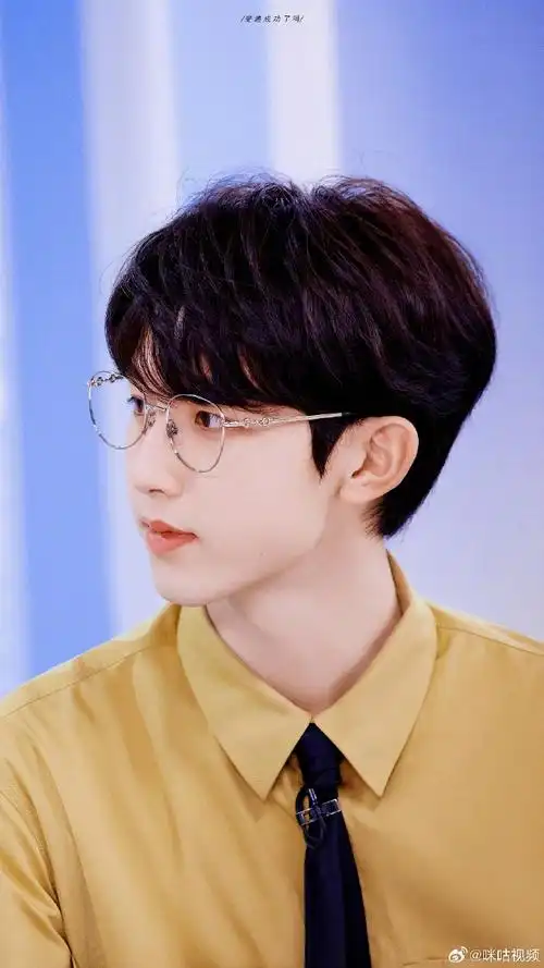 看@郭俊辰_fiction脸上有点东西,除了眼镜还有点帅气笑起来是阳光男大