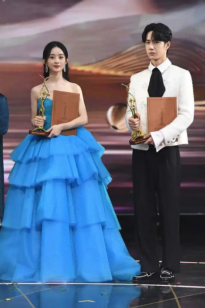 赵丽颖王一博获金鹰奖 登台同框画面美如画