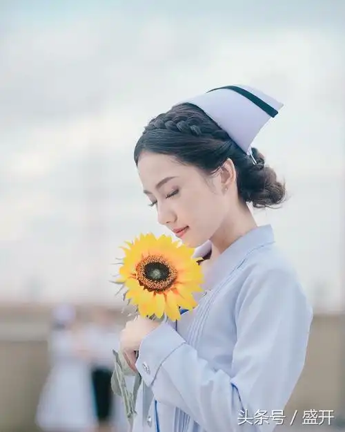 但是网友们还是喜欢她穿护士服的样子,优雅清新,圣洁高贵.