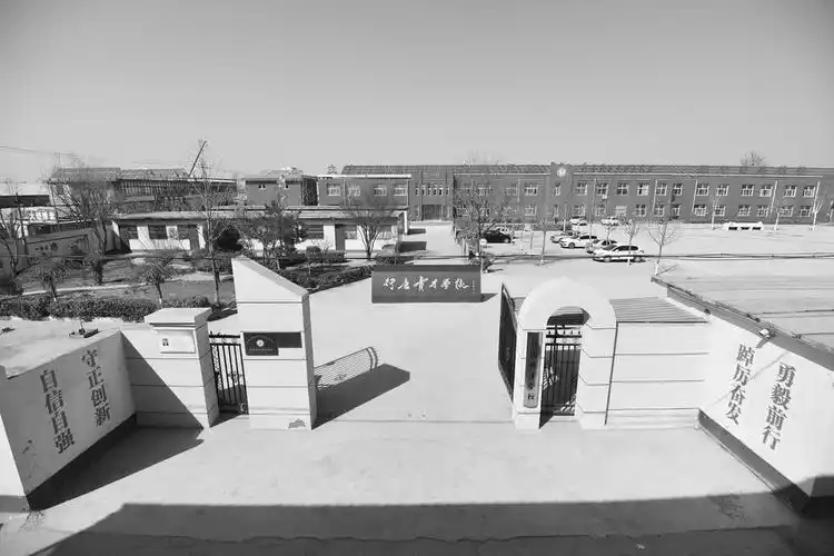 在华北育才小学旧址上,以现代化标准建起了行唐育才学校.