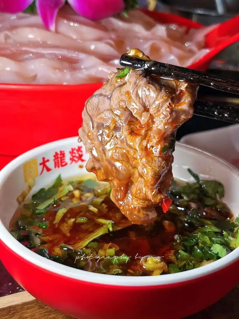 一边吃火锅一边看变脸,果然够过瘾.好久没吃大龙燚,有点想念他 - 抖音