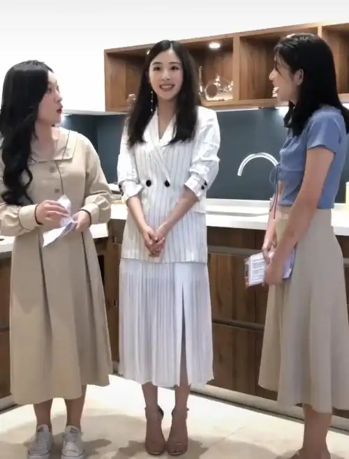 张含韵真懂得利用身材优势穿西装缝个大蝴蝶豆腐腿更吸睛