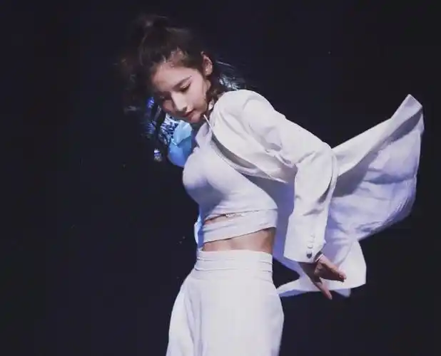 硬糖少女nene爆料赵粤身材好看到赵粤马甲线后网友爱了爱了