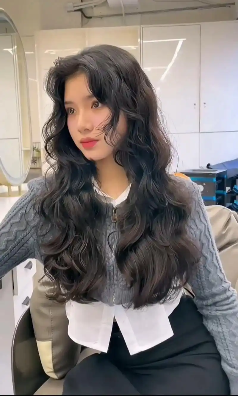 方圆脸女生适合的发型氛围感法式卷烫发