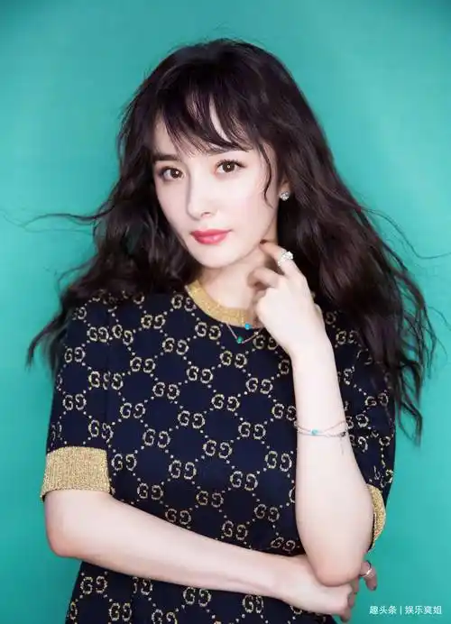 34岁杨幂曝近况,独自搬大箱无人帮忙,还因迟到向导演鞠躬赔罪_二八