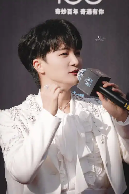 周深亮相星愿中国首映礼##周深迪士尼王子造型##周深模仿米奇走