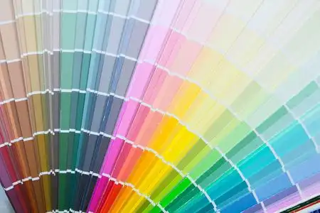 油漆颜色调色板中特写照片
