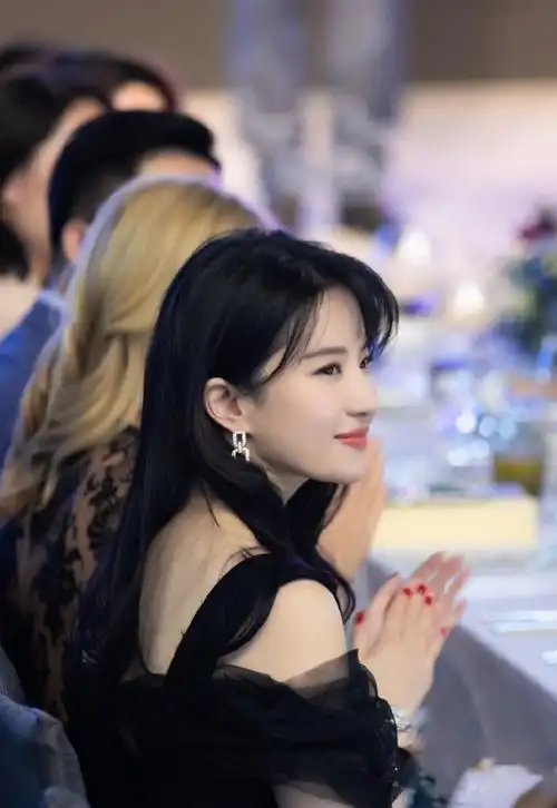 刘亦菲妖娆风情性感活动图片