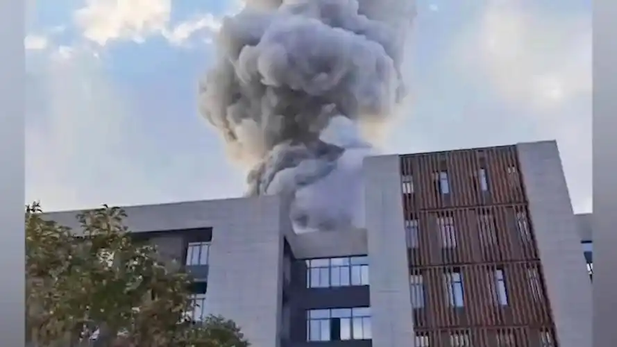 2死9伤南京一高校实验室爆炸现场升起大量白色烟雾