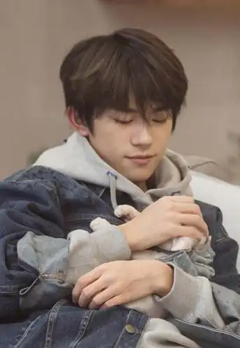 千玺@tfboys-易烊千玺  即将开麦,梨涡徜徉,陷落温柔,治愈的笑容