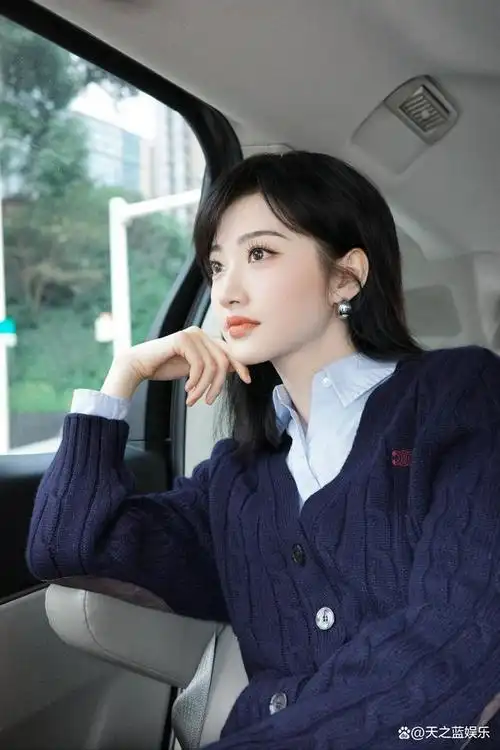 闪烁的镜头前,我们捕捉到了一颗闪亮的星——景甜,以她的精致与优雅