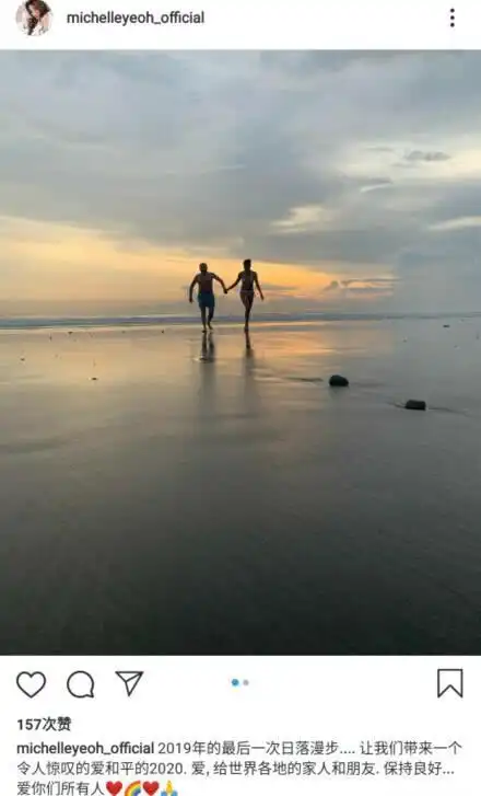 杨紫琼晒与73岁老公夕阳漫步照,夫妻俩穿泳衣手牵手秀恩爱