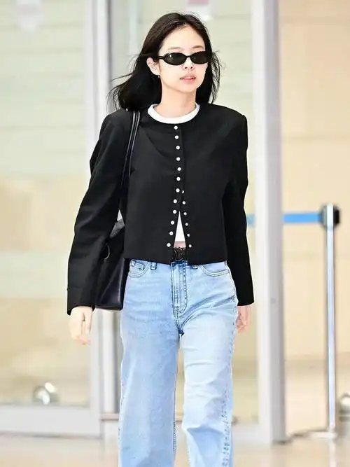 56岁再次成为顶流,她的包果然与众不同!