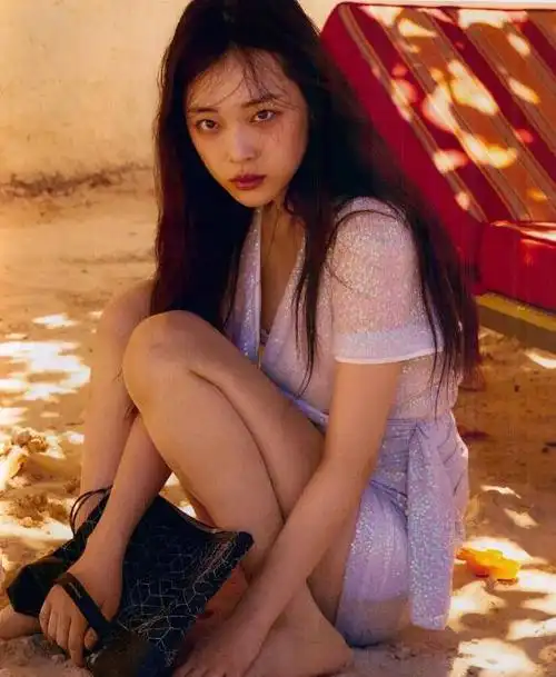 单方面解约但是财阀们就是这么现实,崔雪莉转型当演员后被雪藏了两年!