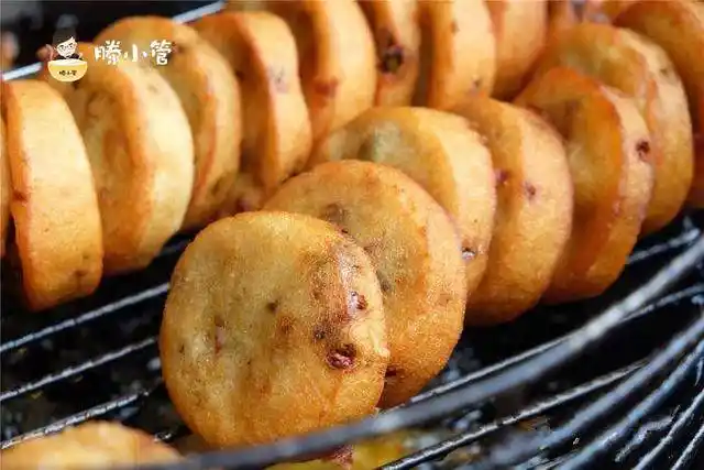 贵州著名小吃油炸粑,一口一酥的年味明信片,棍棒声中交织着乡愁