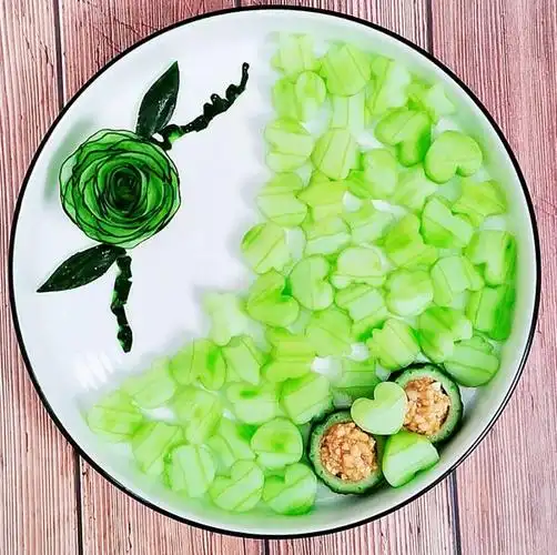 第12步(黄瓜造型花凉拌黄瓜创意摆盘花式美食菜肴点缀摆盘的做法)