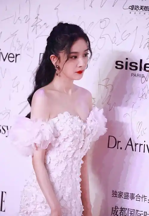 杨幂出席成都某活动,身着白色礼服大秀身材_女明星_事业_时尚