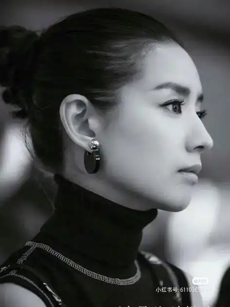 董洁的颜值除了岁月流下的痕迹外,更多的是留给她的是 - 抖音