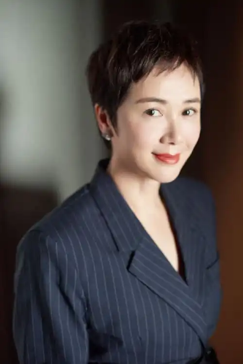 蒋雯丽厉害了!穿黑色蕾丝连衣裙 49岁秒变成20岁,网友:真会穿