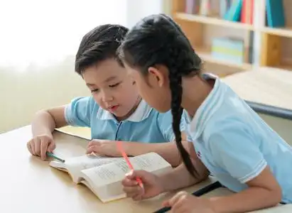 小学生在写作业照片