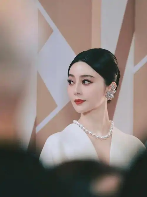 范冰冰久违亮相亚洲电影大奖红毯白色大礼服珍珠项链珠光宝气