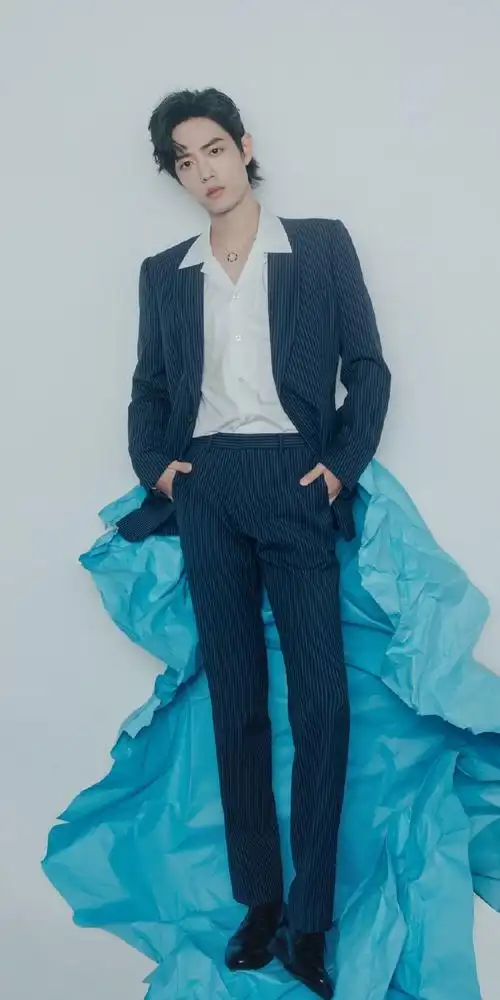 肖战超话#肖战#xz#正能量偶像肖战#肖战全身照@x玖少年团肖战daytoy"