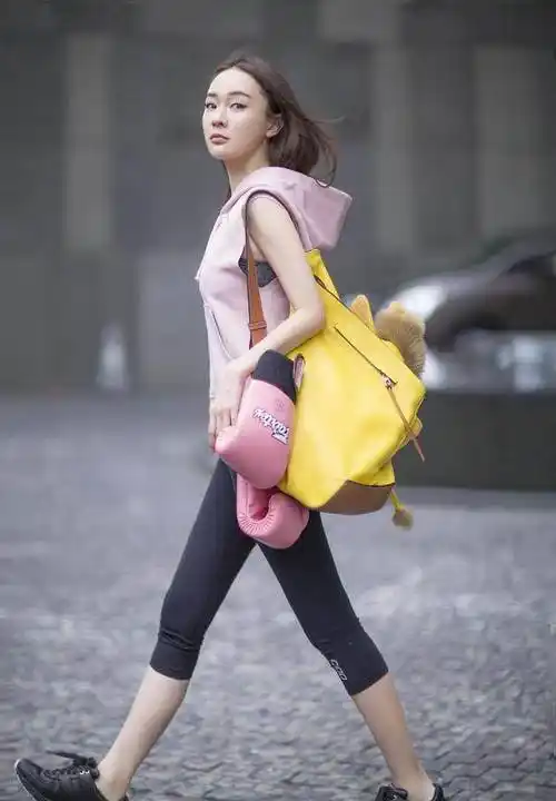 李小璐和霍思燕也太会穿了,同款粉色卫衣穿出不一样的时尚风格!