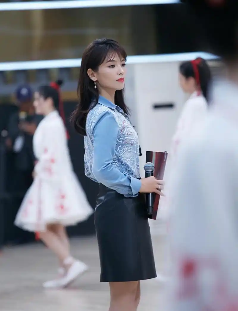 刘涛衬衫配小短裙登台控场 秀美腿气质优雅