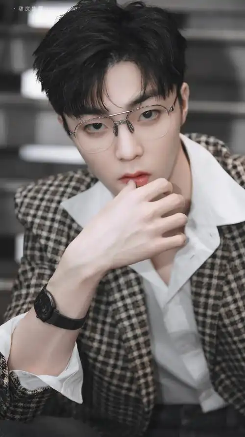 陈立农格纹西装#没有人比你戴眼镜更好看@陈立农