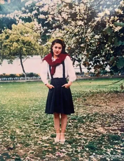 女星郑爽不幸家庭遭遇父兄相继离世母亲患脑梗爱情承受重压