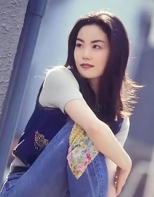 李嫣17岁生日独自逛街,李亚鹏海哈金喜王菲未送祝福 - 娱乐资讯(主打